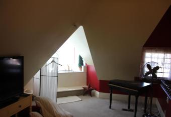 Hines Mansion has rooms with a private hot tub