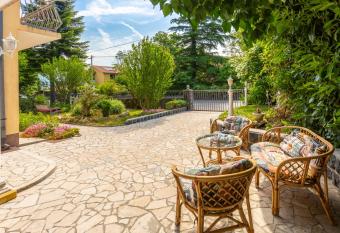 AUTOMOTODROM GROBNIK - Apartments and Rooms Skeji   has Balcony rooms