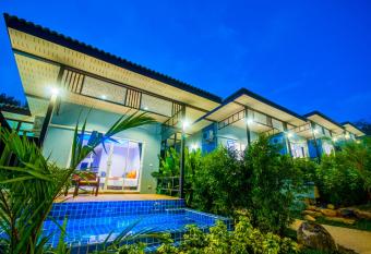 Chomphu Resort has Balcony rooms