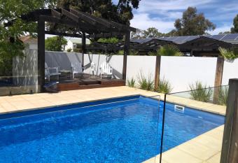 Happy Wanderer Motel Bendigo CHILDREN NOT PERMITTED over 18s only allows 18 year olds to book a room