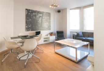 App De Panne 1 allows 18 year olds to book a room