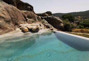 Tambor Del Llano has Balcony rooms