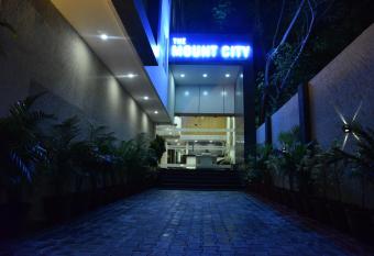 The Mount City Near US Consulate has Balcony rooms