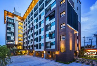 Livotel Hotel Kaset Nawamin Bangkok has rooms with a private hot tub