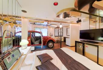 Hotel Public Jam allows 18 year olds to book a room