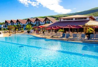 Akoya Hotel & Spa has rooms with a private hot tub