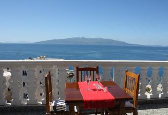 Villa Mucho has Balcony rooms