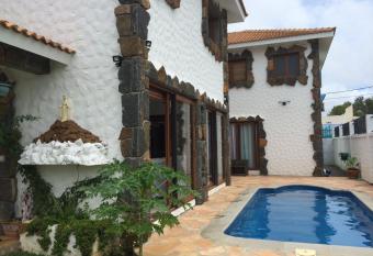 La Caze Roche Maison d H  tes has Balcony rooms