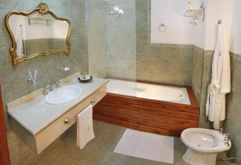 Panacea Hotel has rooms with a private hot tub