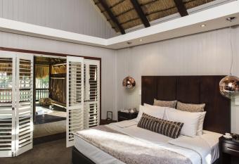 Emerald Resort & Casino has rooms with a private hot tub