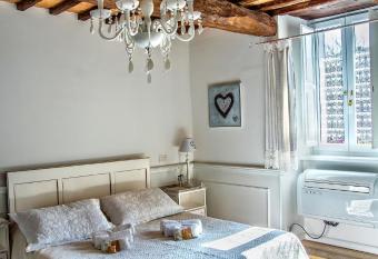 La Casa Bianca with parking and view has Balcony rooms