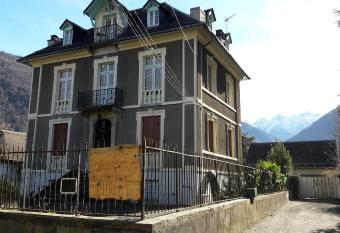 Villa Gracieuse allows 18 year olds to book a room