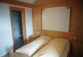 Pension Frapes has rooms with a private hot tub