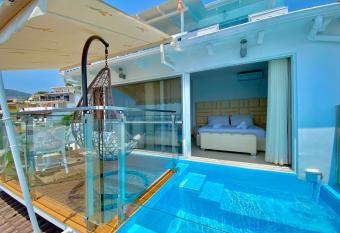 Qeparo Napolon Complex has Balcony rooms