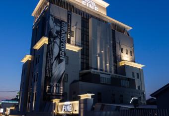 HOTEL FINE - INTO THE PREMlUM - has Smoking rooms