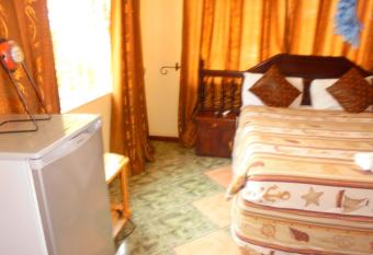 White Rose Lodge has rooms with a private hot tub