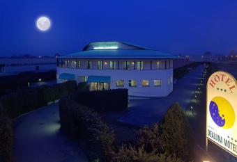 Dealuna Motel has Smoking/Balcony rooms