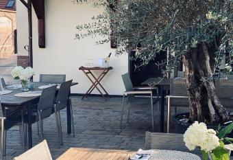 HARDY - Cognac & Pension has Balcony rooms