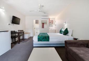 Coffs Harbour Pacific Palms Motel allows 18 year olds to book a room
