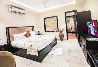 Club Paraiso allows 18 year olds to book a room