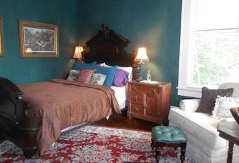 Belle Oaks Inn has Balcony rooms