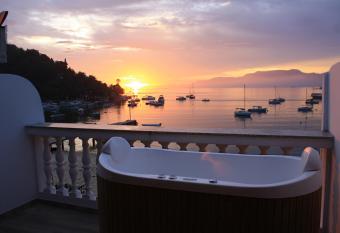 Cors  rio 205 has rooms with a private hot tub