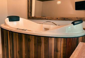 Hotel Fazenda Minha Gl  ria has rooms with a private hot tub