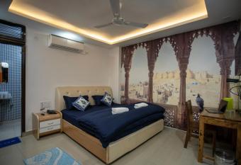 Yes Boss By Backpackers Heaven Near New Delhi Train Station has Balcony rooms
