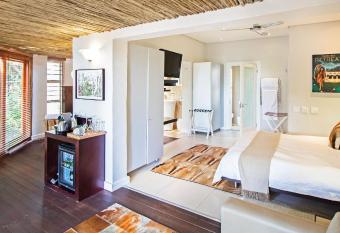 Camps Bay Retreat Hotel has rooms with a private hot tub