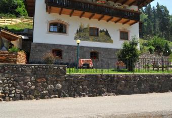 Albergo Garni  Laura has rooms with a private hot tub