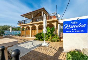 Holiday home Vila Rosales allows 18 year olds to book a room