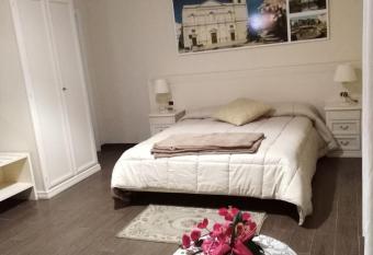 DomuS al Corso con servizio B&B allows 18 year olds to book a room