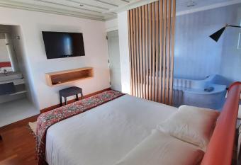 P  tio da Figueira has rooms with a private hot tub