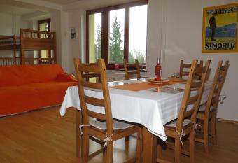 Apartm  n Tu  ek allows 18 year olds to book a room