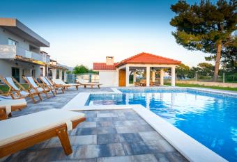 Villa Apartments Marko &   imun allows 18 year olds to book a room