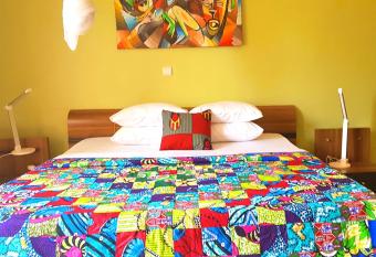 Yambi Guesthouse has rooms with a private hot tub