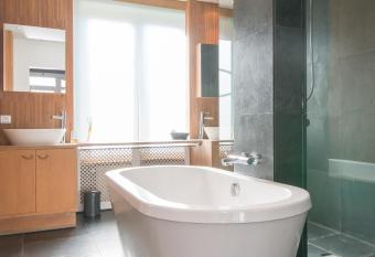 App De Panne 2 allows 18 year olds to book a room