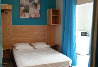 L ANNEXE 66 , Saint Denis Centre Ville ,    200 m de la Rue Pi  tonne , du Petit March   et du Leader Price , sur une rue calme, PARKING GRATUIT sur la rue has Balcony rooms