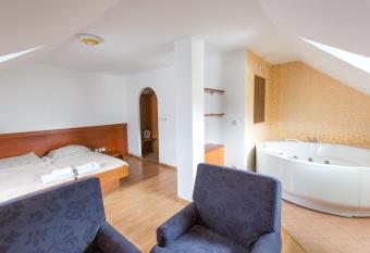 GOSTILNA IN PIZZERIA KOVA   has rooms with a private hot tub