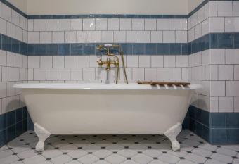 Hotel Emma has rooms with a private hot tub