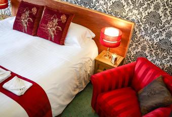 The Shoulder Of Mutton Inn has rooms with a private hot tub