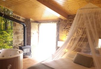 REMANSO DE TRASFONTAO  has rooms with a private hot tub