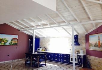 Penthhouse Andr   has rooms with a private hot tub