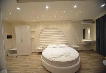 Hotel Elesio has rooms with a private hot tub