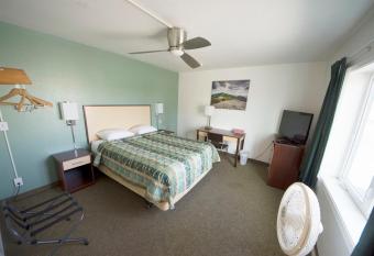 Rewak Studios allows 18 year olds to book a room