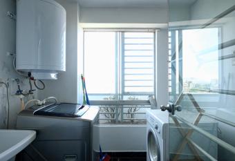 Guernica Apartments has rooms with a private hot tub