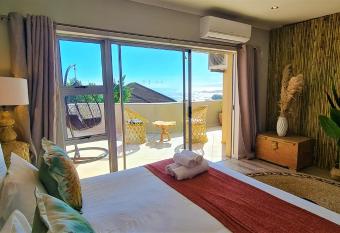 African Groove Camps Bay has rooms with a private hot tub