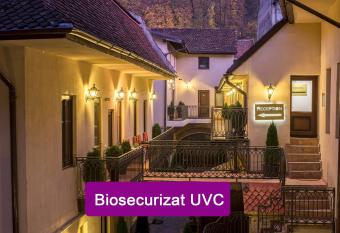 Drachenhaus allows 18 year olds to book a room