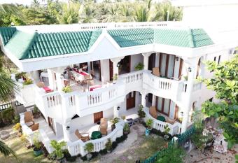 The Beach House Carabao Island has Balcony rooms