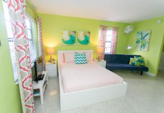 Sunset Inn and Cottages has Balcony rooms